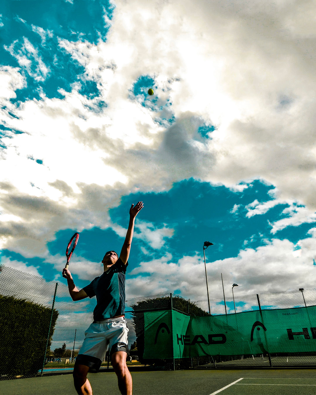 Foto eines Tennisspielers beim Aufschlag