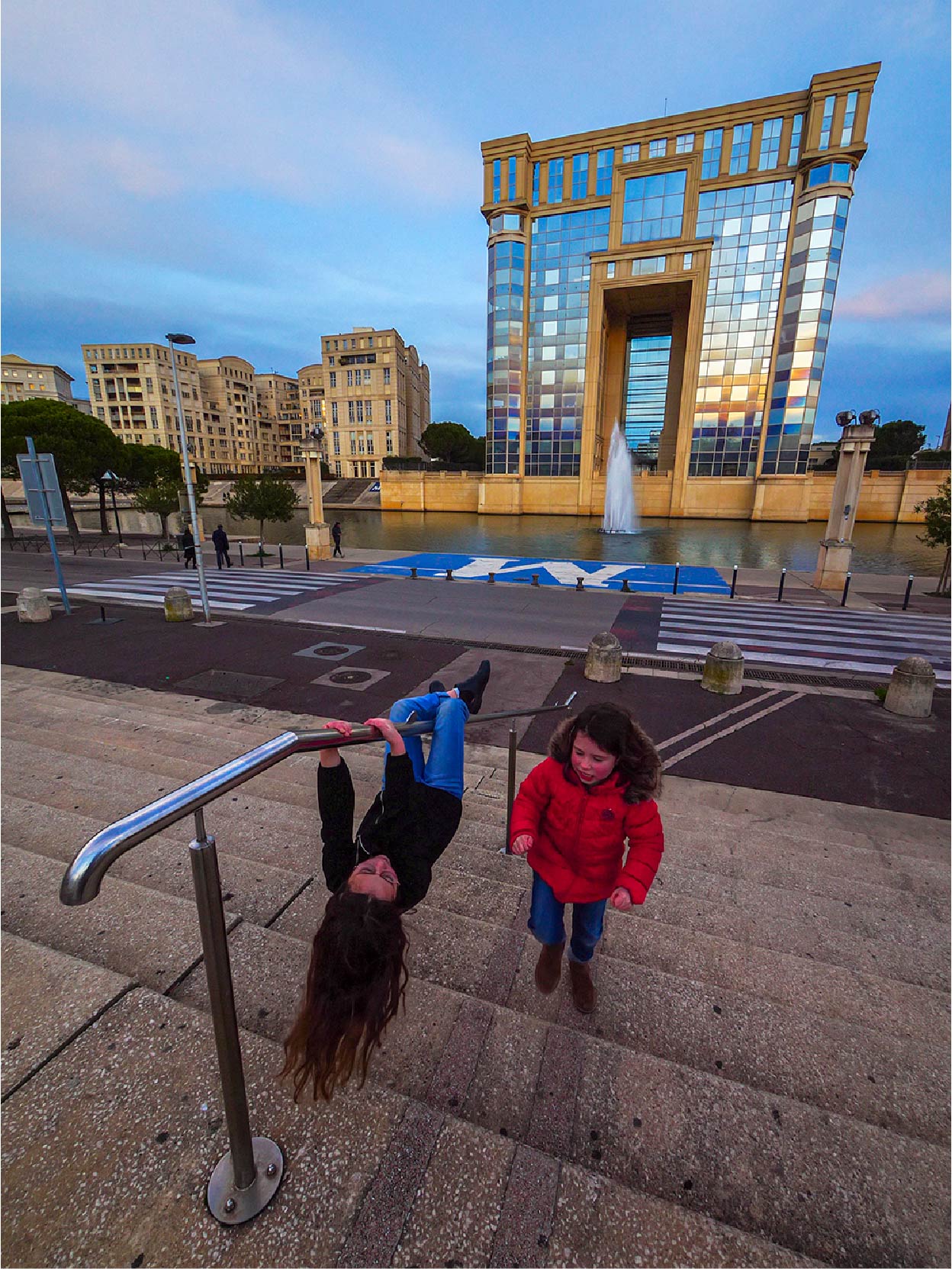 Photographie de deux enfants jouant devant l'Hotel de Région de Montpellier